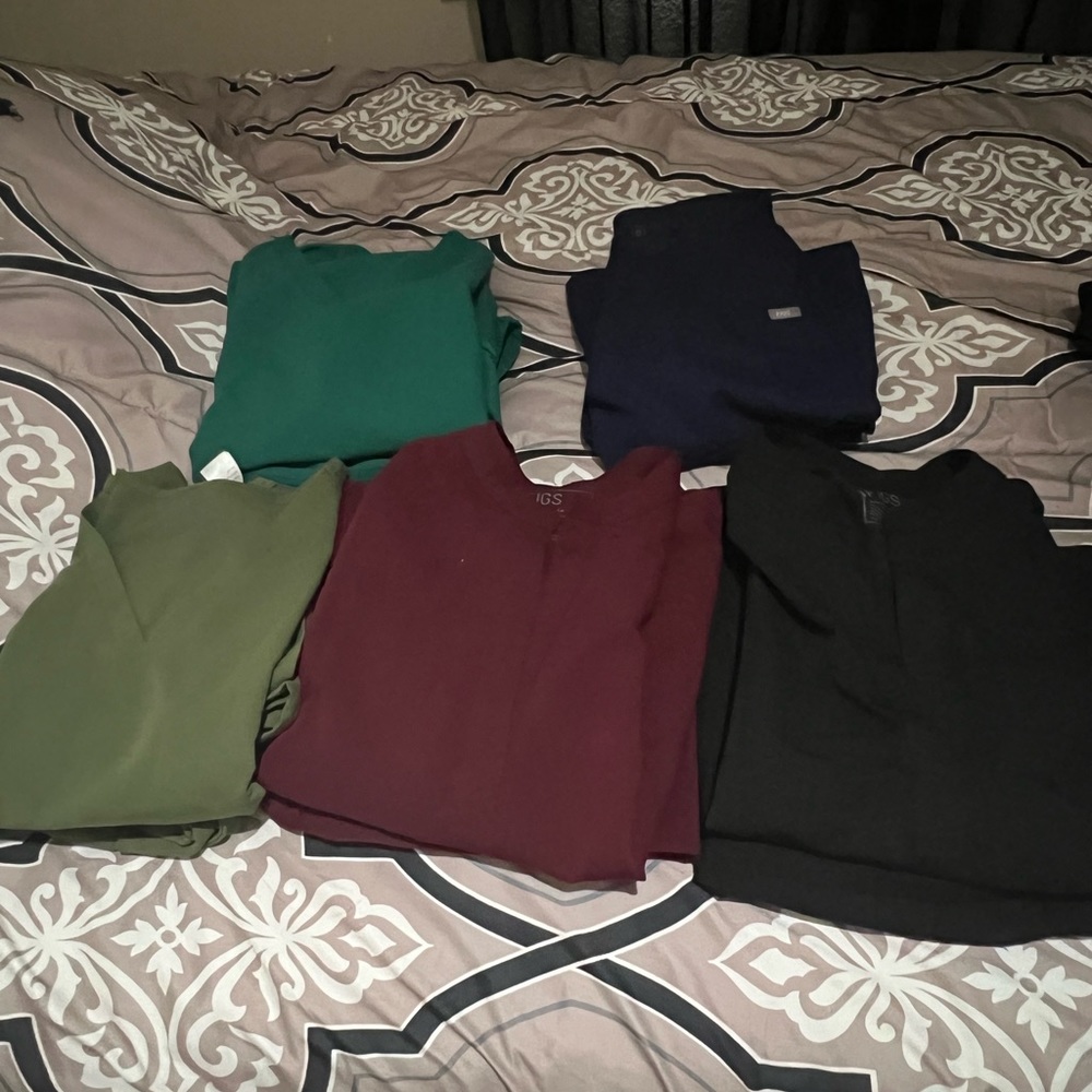 FIGS scrub 7 pair bundle (XL top, L bottom)
